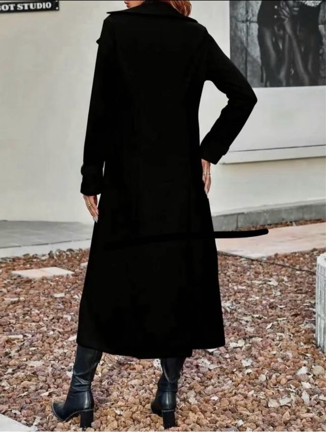 Abrigo largo negro de solapas