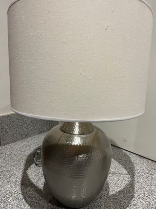 Lampada da tavolo in metallo e tavolo Maison du Monde