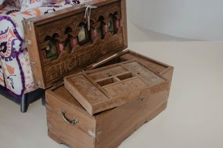 Baúl Sahayak de madera y metal