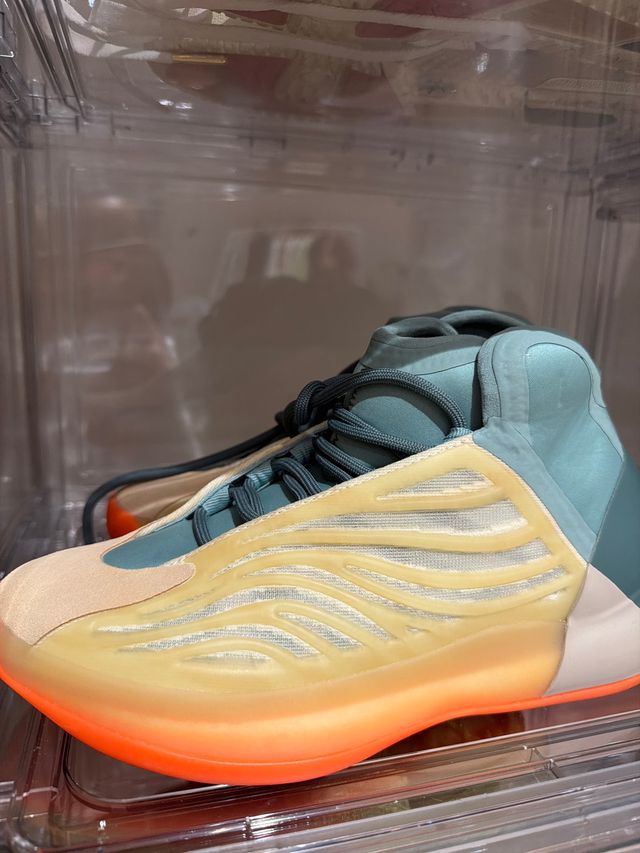 Zapatillas deportivas naranjas y verde azulado