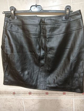 Falda de piel negra