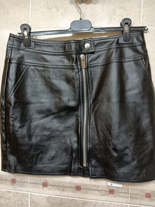 Falda de piel negra