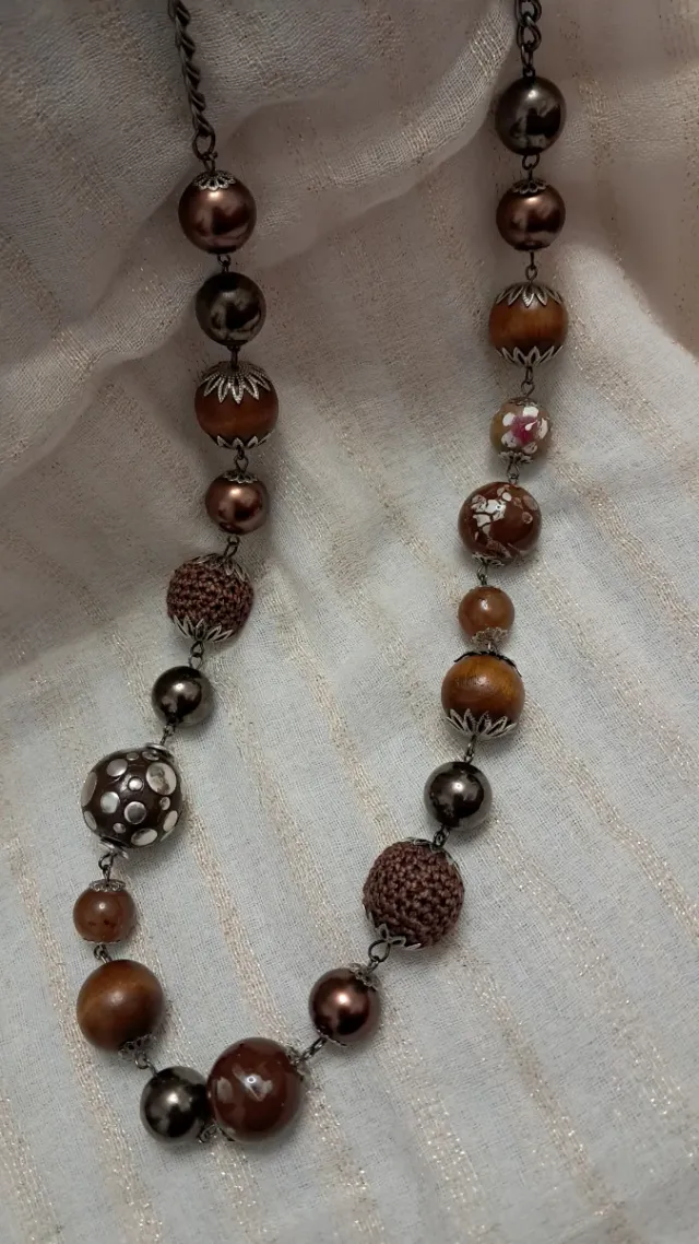 Collar largo de cuentas de madera y metal