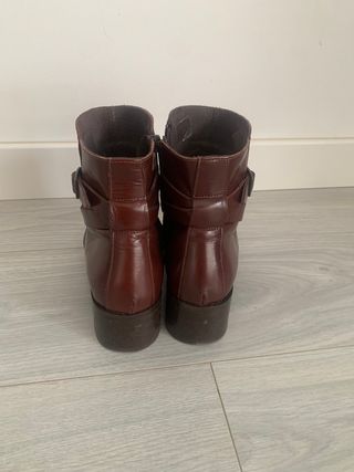 Botines de cuero marrones