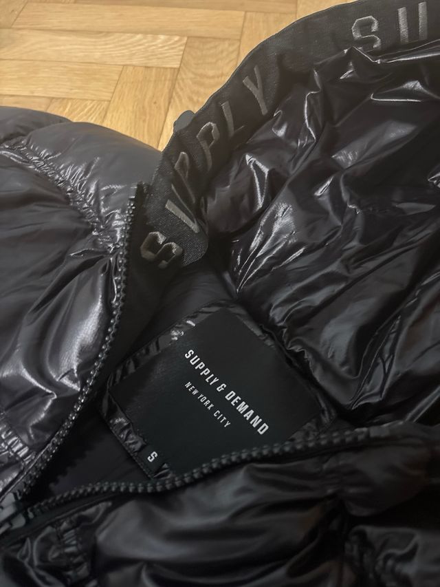 Abrigo acolchado Supply and Demand negro