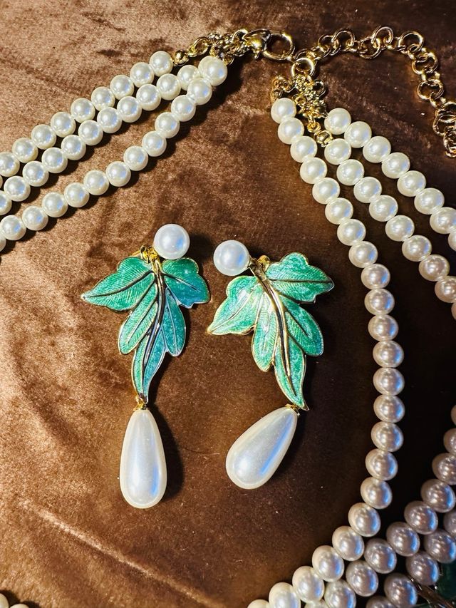 Conjunto vintage de collar y pendientes de esmalte