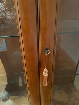 Mueble vitrina madera y cristal