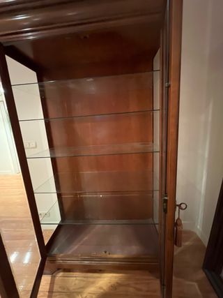 Mueble vitrina madera y cristal