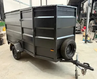 Remolque cerrado negro