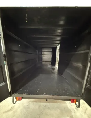 Remolque cerrado negro