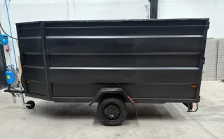 Remolque cerrado negro