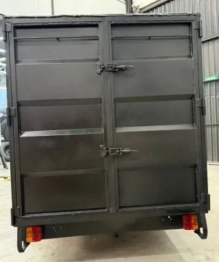 Remolque cerrado negro