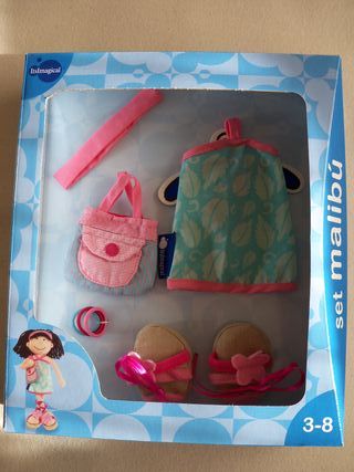 Set Malibù per bambole: vestito, borsa, fascia, braccialetti, sandali e appendiabiti