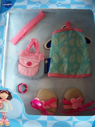 Set Malibù per bambole: vestito, borsa, fascia, braccialetti, sandali e appendiabiti