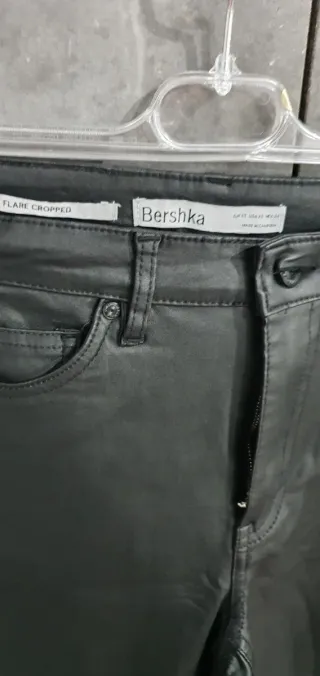 Pantalón efecto piel Bershka Talla XS