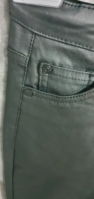 Pantalón efecto piel Bershka Talla XS