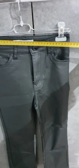 Pantalón efecto piel Bershka Talla XS