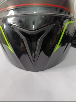 Casco de moto negro con detalles