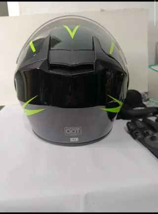 Casco de moto negro con detalles