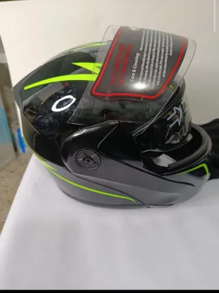 Casco de moto negro con detalles