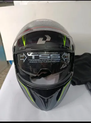 Casco de moto negro con detalles