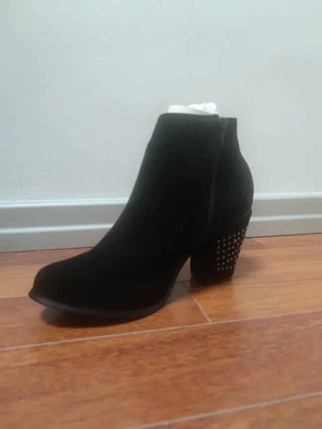 Botín ante marrón tachuelas plateadas