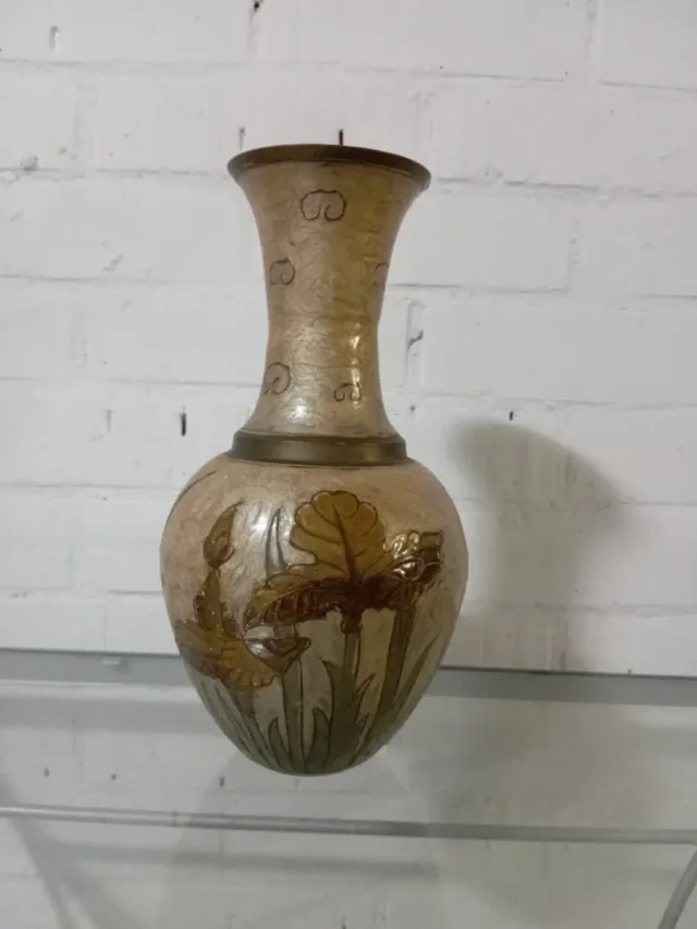 Jarrón de bronce con diseño floral