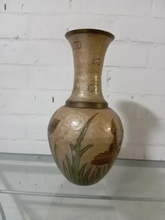 Jarrón de bronce con diseño floral