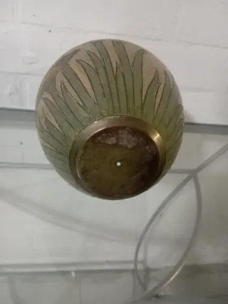 Jarrón de bronce con diseño floral