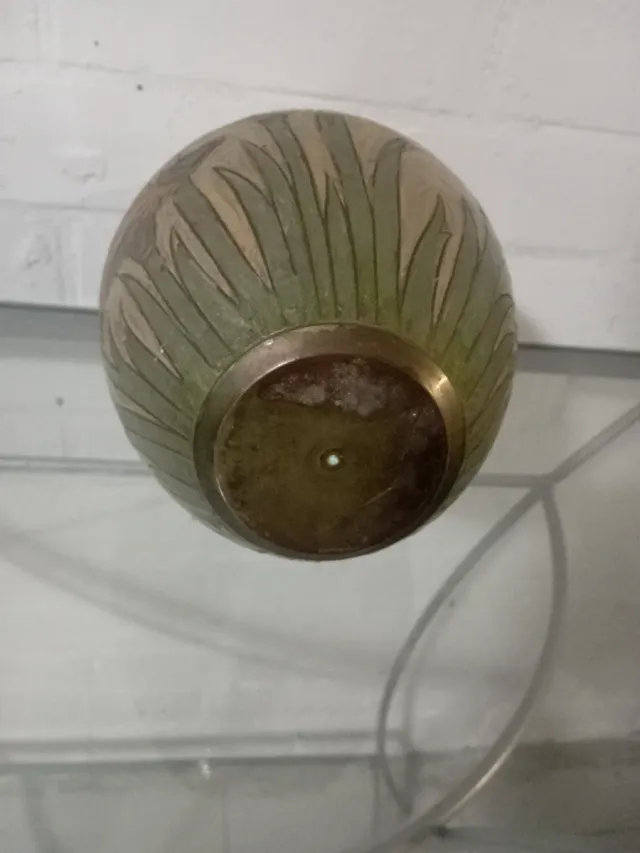 Jarrón de bronce con diseño floral