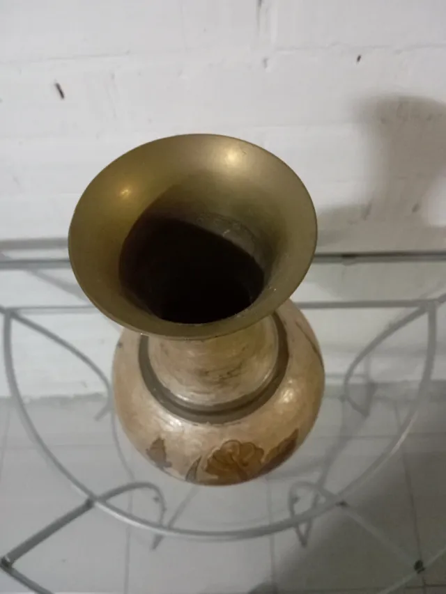 Jarrón de bronce con diseño floral