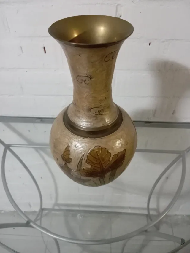 Jarrón de bronce con diseño floral