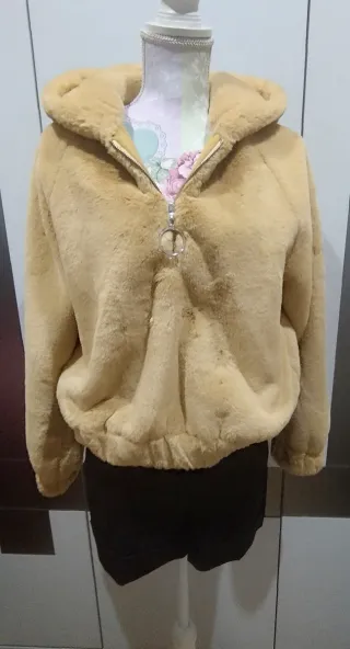 - Cazadora con capucha de pelo sintético. Bershka