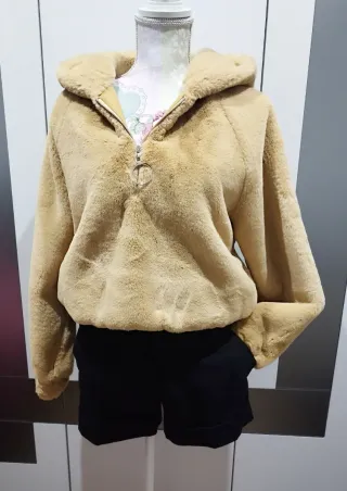 - Cazadora con capucha de pelo sintético. Bershka