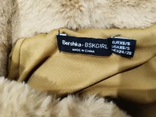 - Cazadora con capucha de pelo sintético. Bershka