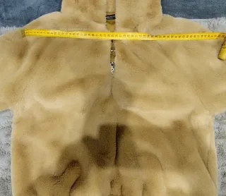 - Cazadora con capucha de pelo sintético. Bershka