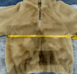 - Cazadora con capucha de pelo sintético. Bershka