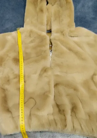 - Cazadora con capucha de pelo sintético. Bershka