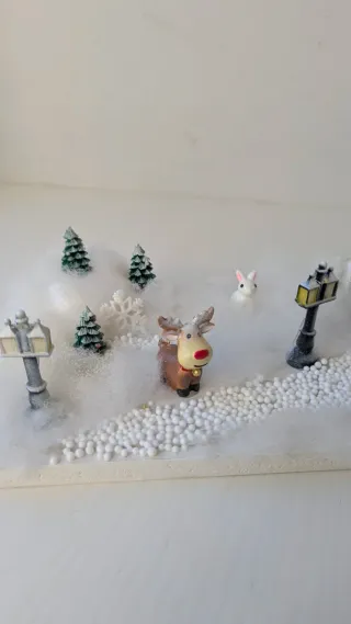 Villaggio di Natale artigianale con luci