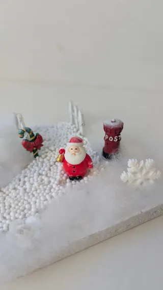 Villaggio di Natale artigianale con luci