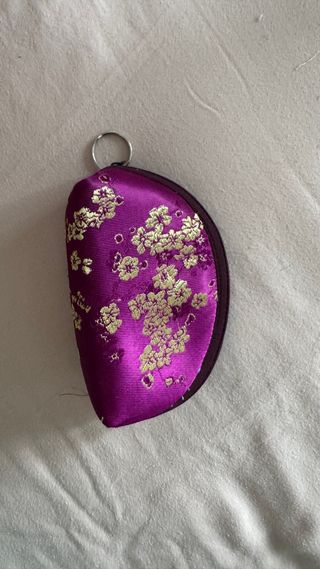 Monedero morado con flores doradas