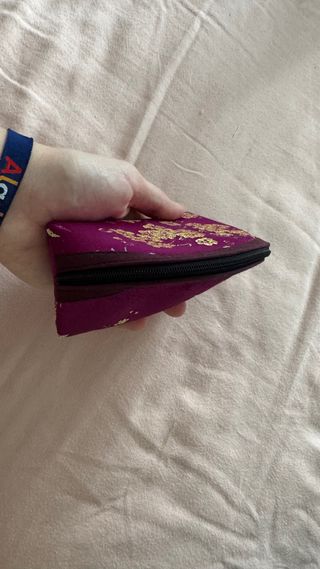 Monedero morado con flores doradas