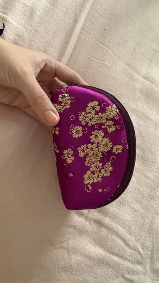Monedero morado con flores doradas