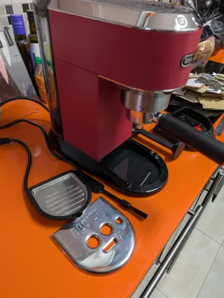 Cafetera DeLonghi Dedica Roja EC685.R