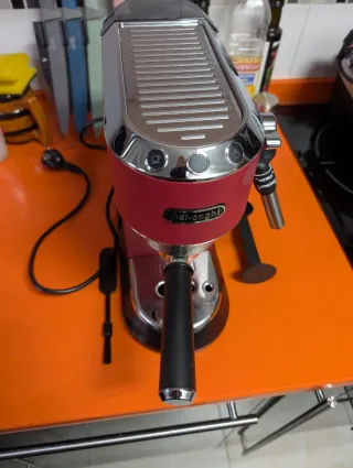 Cafetera DeLonghi Dedica Roja EC685.R