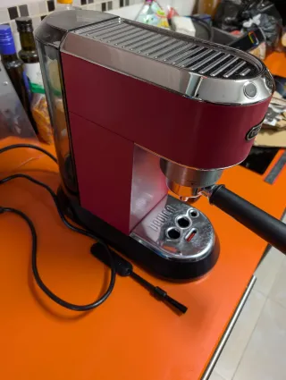 Cafetera DeLonghi Dedica Roja EC685.R