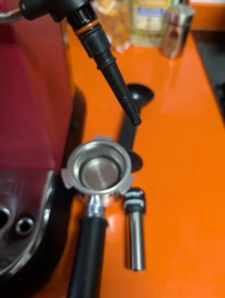 Cafetera DeLonghi Dedica Roja EC685.R