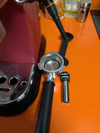 Cafetera DeLonghi Dedica Roja EC685.R