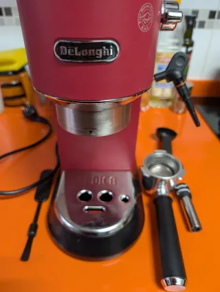 Cafetera DeLonghi Dedica Roja EC685.R