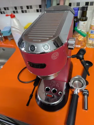 Cafetera DeLonghi Dedica Roja EC685.R